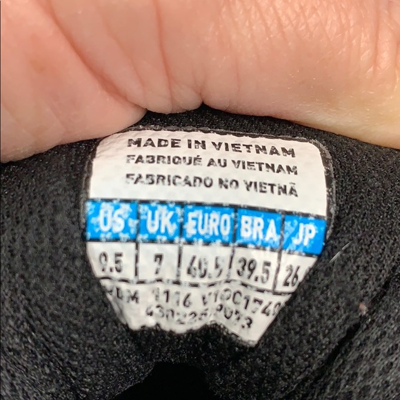 Mizuno Volleyball Shoes - Picture 5 of 7